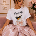 Excuse Me ! T-shirt Cygne Stylé — T-shirt graphique avec lunettes de soleil mignonnes et nœud papillon
