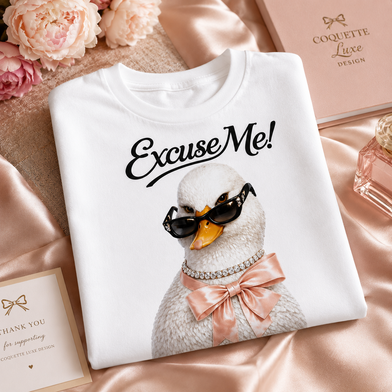 Excuse Me ! T-shirt Cygne Stylé — T-shirt graphique avec lunettes de soleil mignonnes et nœud papillon